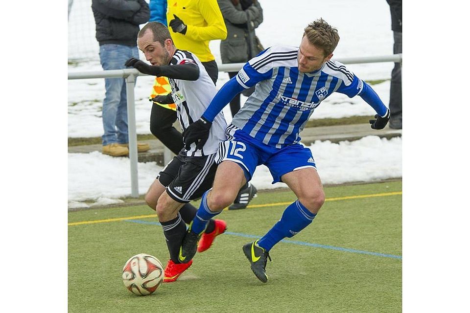 Gegen württembergische Oberligisten tut sich der FV Illertissen (rechts Christian Essig) schwer - wie auch beim 1:2 gegen den VfR Aalen II.