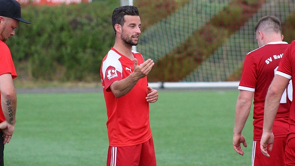 Daniel Morillo (Mitte) hat seinen im Sommer nächsten Jahres auslaufenden Vertrag vorzeitig um eine weitere Saison verlängert.