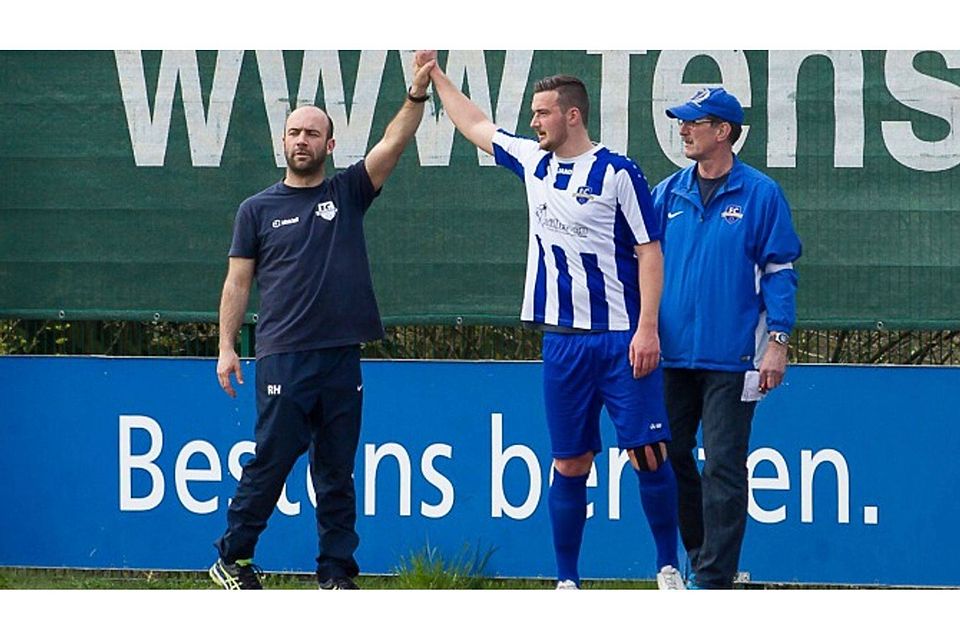 Glückwunsch an die „Tormaschine“: Neu-Anspachs Trainer Rico Henrici (links) hofft natürlich, dass Marco Weber (Mitte) seine Treffsicherheit auch gegen den SV der Bosnier zeigt.