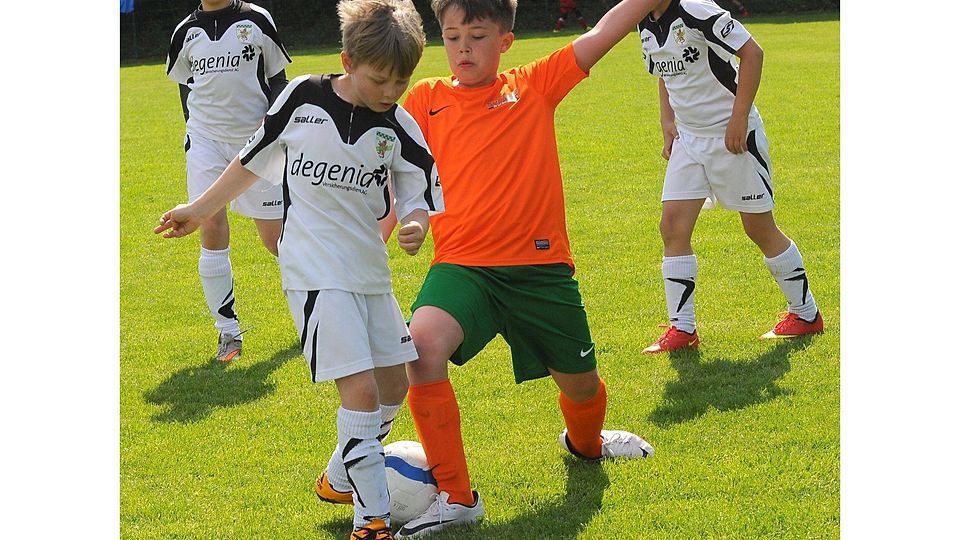 Auch bei den Kleinen ging es beim Turnier zur Sache: Bei den F-Junioren siegte Degenia (weiße Trikots) unter anderem gegen Winzenheim.