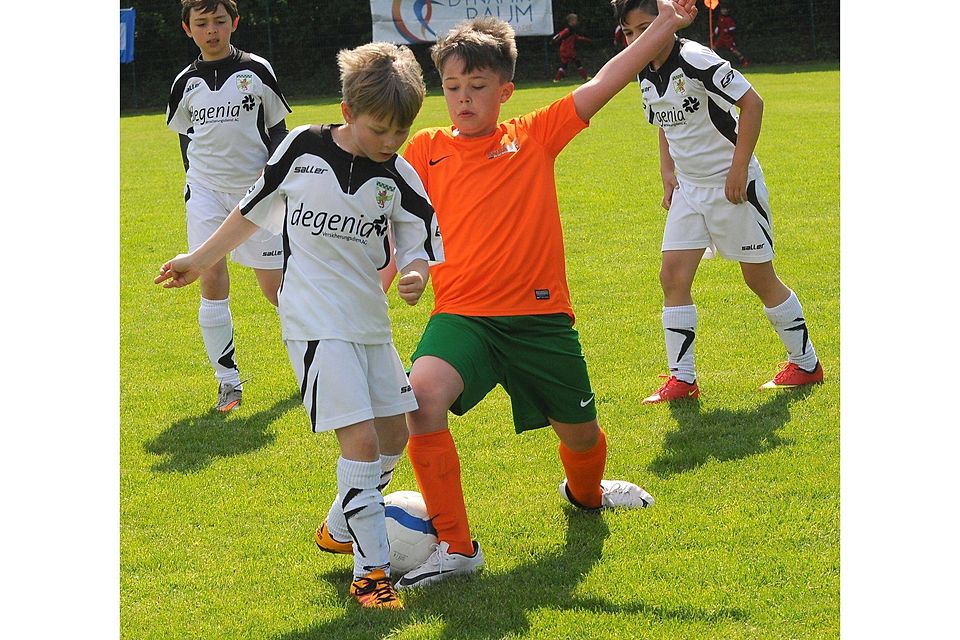 Auch bei den Kleinen ging es beim Turnier zur Sache: Bei den F-Junioren siegte Degenia (weiße Trikots) unter anderem gegen Winzenheim.