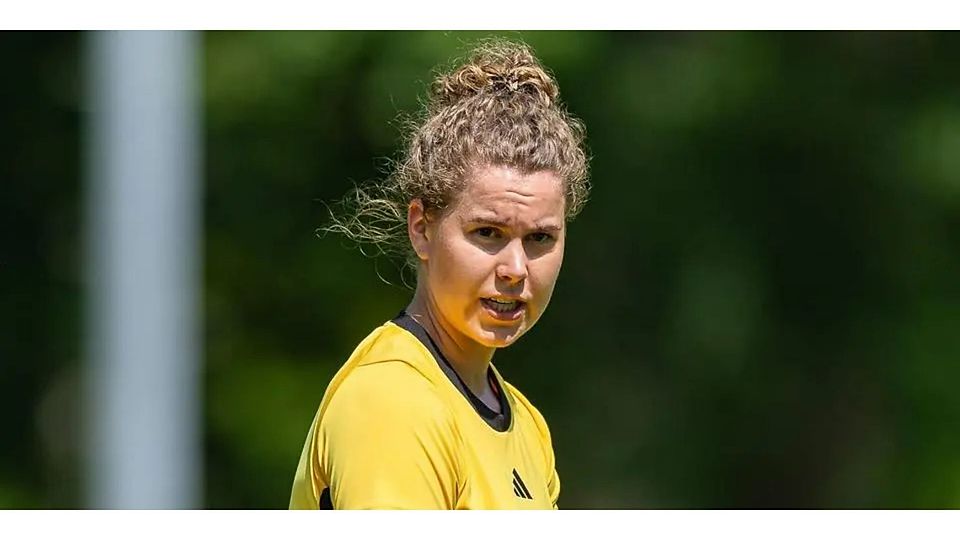 Schiedsrichterin auf dem Weg nach oben: Carolin Lotz aus Marburg ist derzeit im Einsatz für den SV Bauerbach. © Stefan Tschersich