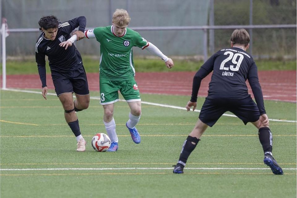Setzt sich mit Basara/Moguntia 1896 II gegen Laubenheim durch: Finn Mauro Wronkowski (grünes Trikot). 	Foto: Stefan Sämmer
