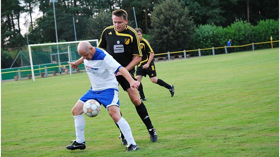 Ein enges Derby lieferten sich Steffen Meinitsch (vorne) von Viktoria Cottbus und Maik Töpfer von der SG Sielow. Am Ende setzte sich Sielow durch ein Tor in der letzten Minute durch. Foto: Georg Zielonkowski