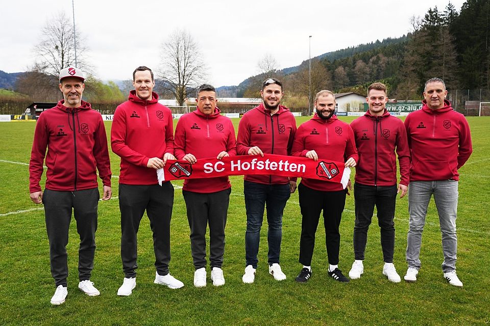 Von links nach rechts: Michael Kornmaier Spielausschuss, Patrick Ohnemus Co-Trainer Kreisliga-Team, Miguel Henriques Cheftrainer Kreisliga-Team, Normen Armbruster Co-Trainer Landesliga-Team, Timo Kinast, Cheftrainer Landesliga-Team, Severin Witt Vorstand Sport, Kiki Sanchez Teammanager
