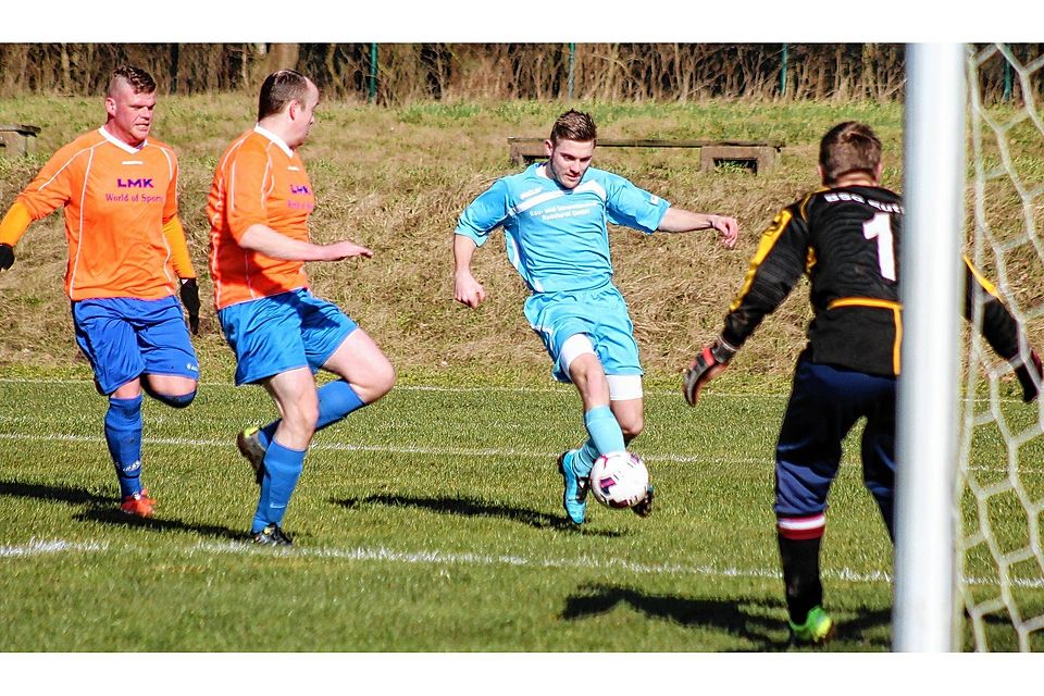 Tjark Schlegel kommt für die SG Fissau/Benz-Nüchel zum Abschluss, findet aber im BSG-Torhüter seinen Meister.Hirseland (2)