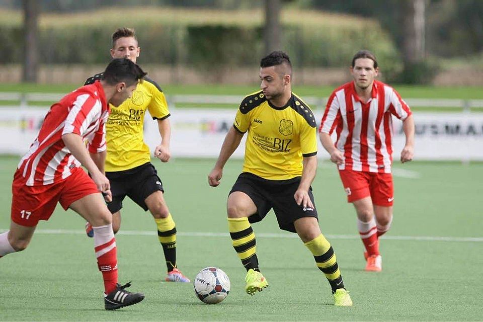 Gut vorbereitet geht Viktoria Glesch/Paffendorf (gelbes Trikot) die Partie gegen den Kaller SC an., Foto: F. Bucco