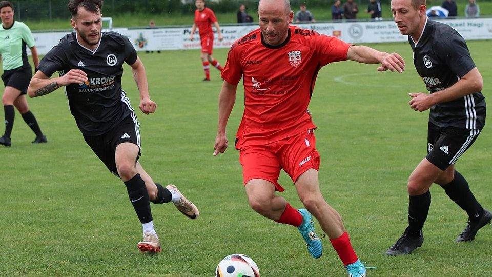 Aktivposten: Andreas Irl (Mitte) vom TSV Moosburg fädelt einen Spielzug ein.