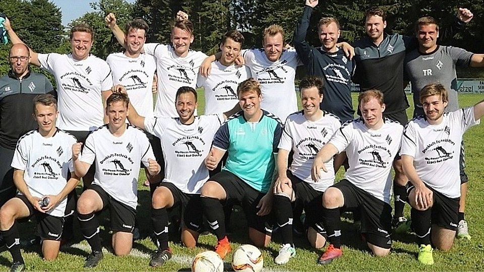 Jubel nach spannender Schlussphase: Die Verbandsliga-Fußballer des SSV Pölitz haben ihr eigenes Turnier gewonnen. un