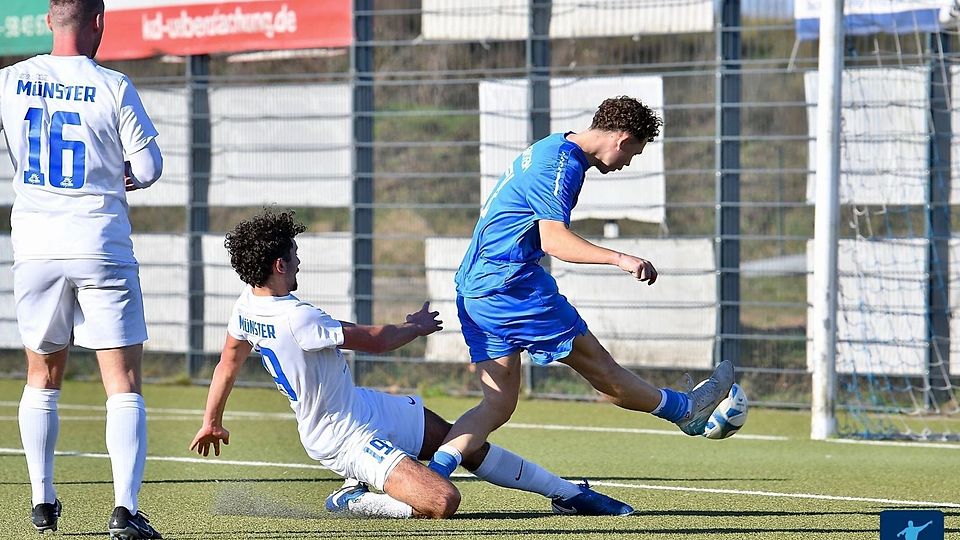 Die Offensive des VfB Ginsheim (blaue Trikots) ist bisher kaum zu stoppen. Am Wochenende will der FC Fürth dem Tabellenführer ein Bein stellen..