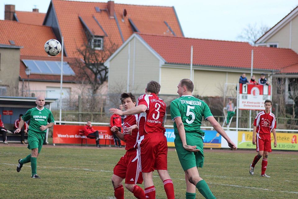 Osterwieck (in rot) unterlag zu Hause dem TSV Hadmersleben     F: Phillip Schulze