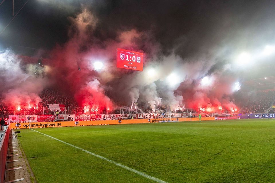 Die Pyro-Show gegen 1860 München hat finanzielle Konsequenzen für den SSV Jahn Regensburg.