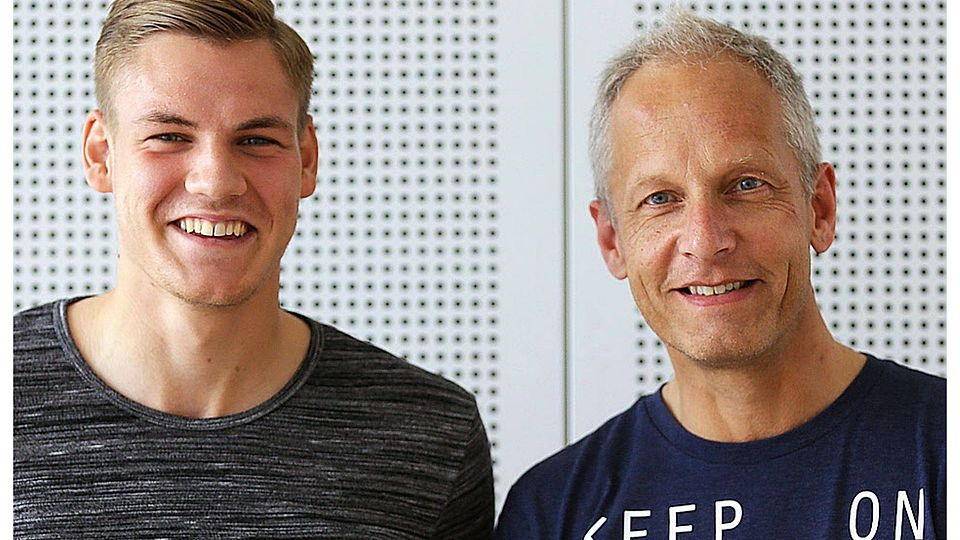 Zum Gespräch in Flensburg: Bundesliga-Profi Max Christiansen (links) mit sh:z-Redakteur Ulrich Schröder. Foto: Staudt