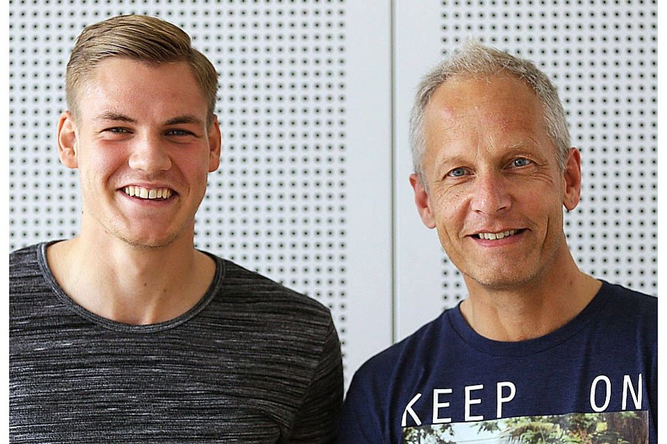 Zum Gespräch in Flensburg: Bundesliga-Profi Max Christiansen (links) mit sh:z-Redakteur Ulrich Schröder. Foto: Staudt