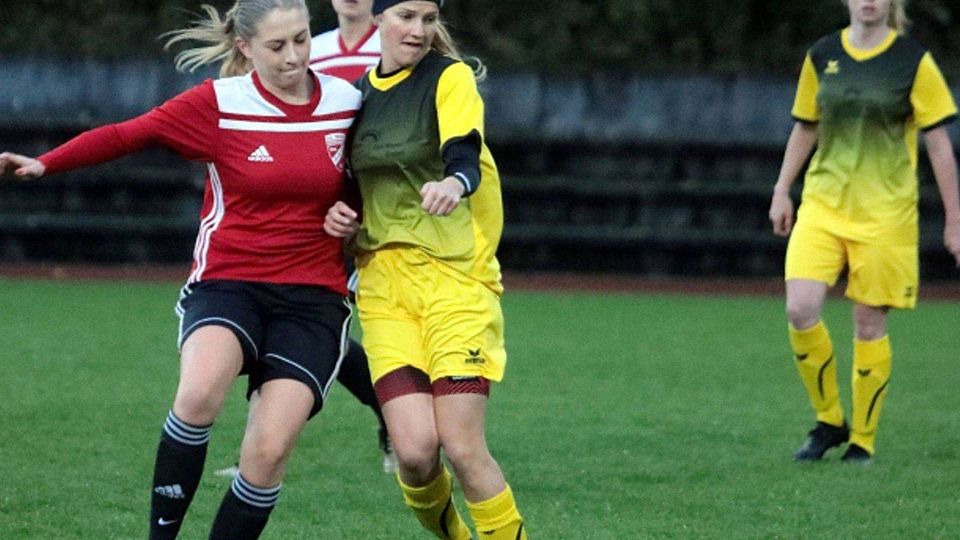 Erfolgreich abgedrängt: Die Fußballerinnen der SpVgg Attenkirchen – hier die zweifache Torschützin Veronika Heckmaier (2. v. r.) in Aktion – machten einen weiteren wichtigen Schritt Richtung Meisterschaft.
