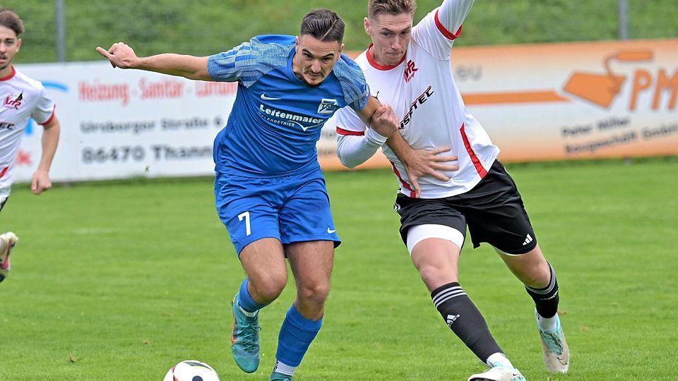 Duell der Torjäger: Tarik Music (am Ball) brachte den TSV Ziemetshausen in Führung, Benedikt Ost verpasste auf der anderen Seite des Spielfeldes die große Chance zum 2:1 für den VfR Jettingen.