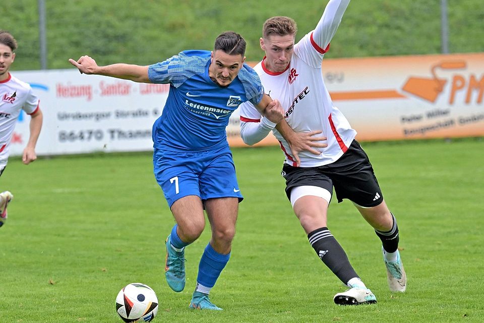 Duell der Torjäger: Tarik Music (am Ball) brachte den TSV Ziemetshausen in Führung, Benedikt Ost verpasste auf der anderen Seite des Spielfeldes die große Chance zum 2:1 für den VfR Jettingen.