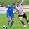 Duell der Torjäger: Tarik Music (am Ball) brachte den TSV Ziemetshausen in Führung, Benedikt Ost verpasste auf der anderen Seite des Spielfeldes die große Chance zum 2:1 für den VfR Jettingen.