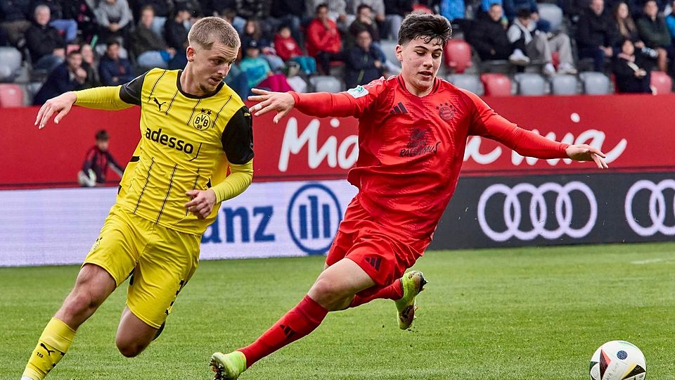 Felipe Chávez (re.) verlängert beim FC Bayern München. Hier im Einsatz bei der U19 im Viertelfinale der deutsche Meisterschaft der A-Junioren Nachwuchsliga.