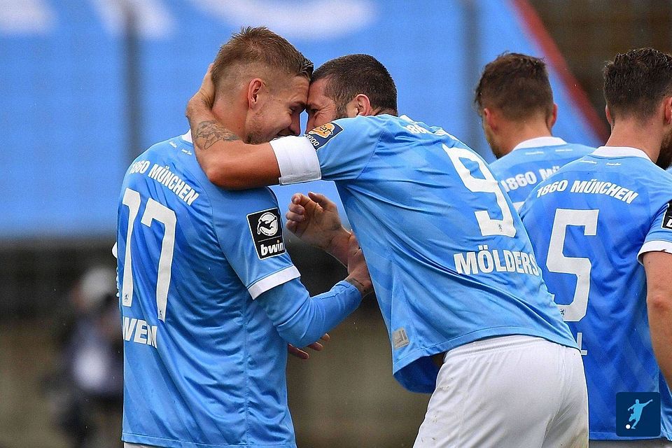Lass dich herzen: Sascha Mölders umarmt Daniel Wein. Die Löwen sind dank eines 4:1-Heimsiegs an die Tabellenspitze der 3. Liga geklettert.