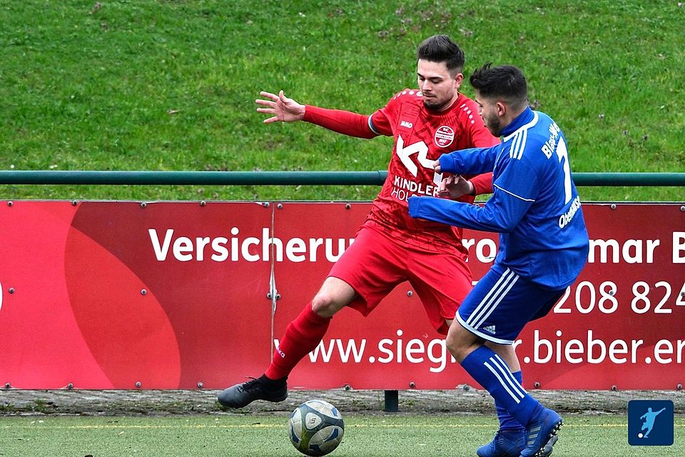 Arian Greku im Bild, hier noch bei „BWO“ im Zweikampf um den Ball. Arian Greku im Bild, hier noch bei „BWO“ im Zweikampf um den Ball.