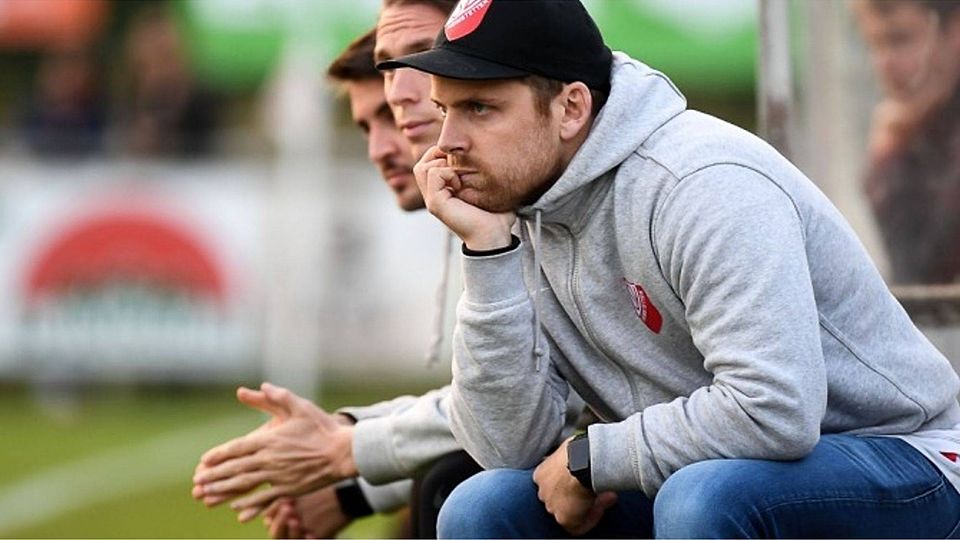 Genau hinsehen werden Christoph Schmitt (vorne) und sein Trainerteam in den kommenden Wochen, um die optimale Formation für den Saisonauftakt in der Regionalliga Bayern zu finden. F: Leifer