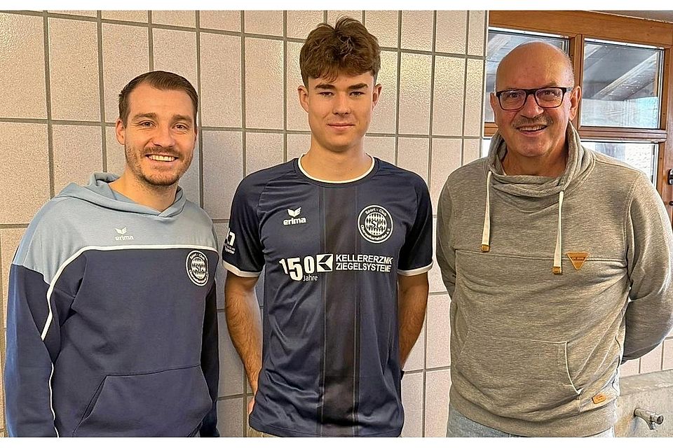 Neuzugang in Oberweikertshofen (v.l.): Dominik Widemann, Jannis Frensch und Fußballchef Martin Steininger.