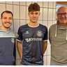 Neuzugang in Oberweikertshofen (v.l.): Dominik Widemann, Jannis Frensch und Fußballchef Martin Steininger.