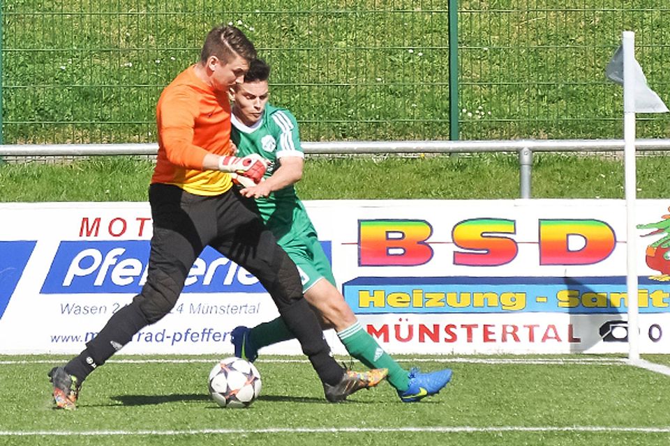 Lukas Schnurr (rechts) jagt dem Ball künftig wieder für Hausen nach. | Archivfoto: Manfred Butz