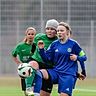 Den Ball vom Fuß spitzeln lassen: Felizitas Scherzl (r.) und Poing holten dennoch einen 0:4-Rückstand auf.