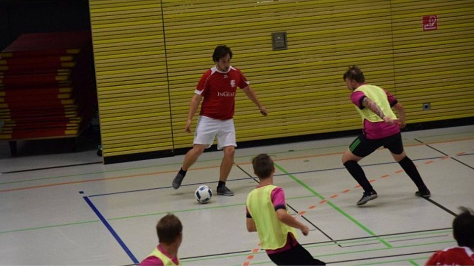 Martin Diermayr (am Ball) gründet eine Futsal-Akademie in Regensburg. F: Seidl