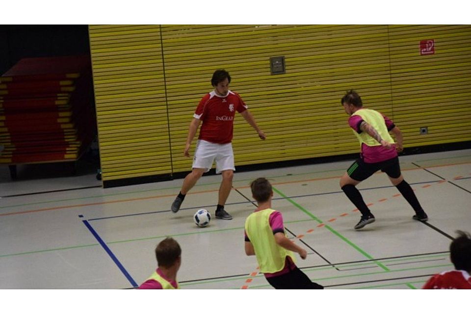 Martin Diermayr (am Ball) gründet eine Futsal-Akademie in Regensburg. F: Seidl