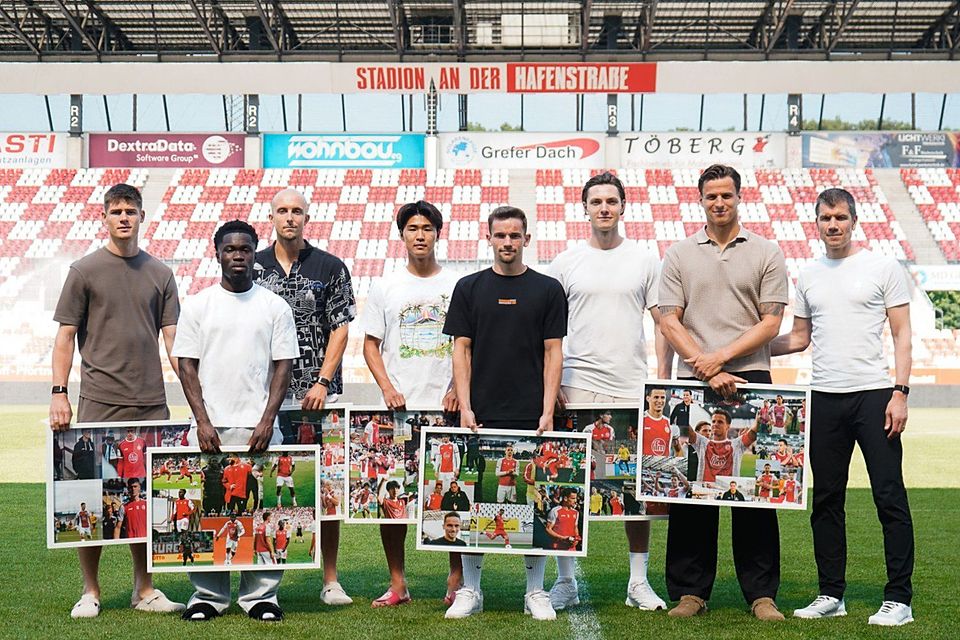 Diese Spieler wurden von RWE-Direktor Profifußball Marcus Steegmann (rechts) verabschiedet (von links): Danny Schmidt, Kelsey Owusu, Tobias Kraulich, Kaito Mizuta, Nils Kaiser, Tino Casali und Michael Schultz. Auf dem Bild fehlt Jannik Mause. Diese Spieler wurden von RWE-Direktor Profifußball Marcus Steegmann (rechts) verabschiedet (von links): Danny Schmidt, Kelsey Owusu, Tobias Kraulich, Kaito Mizuta, Nils Kaiser, Tino Casali und Michael Schultz. Auf dem Bild fehlt Jannik Mause.