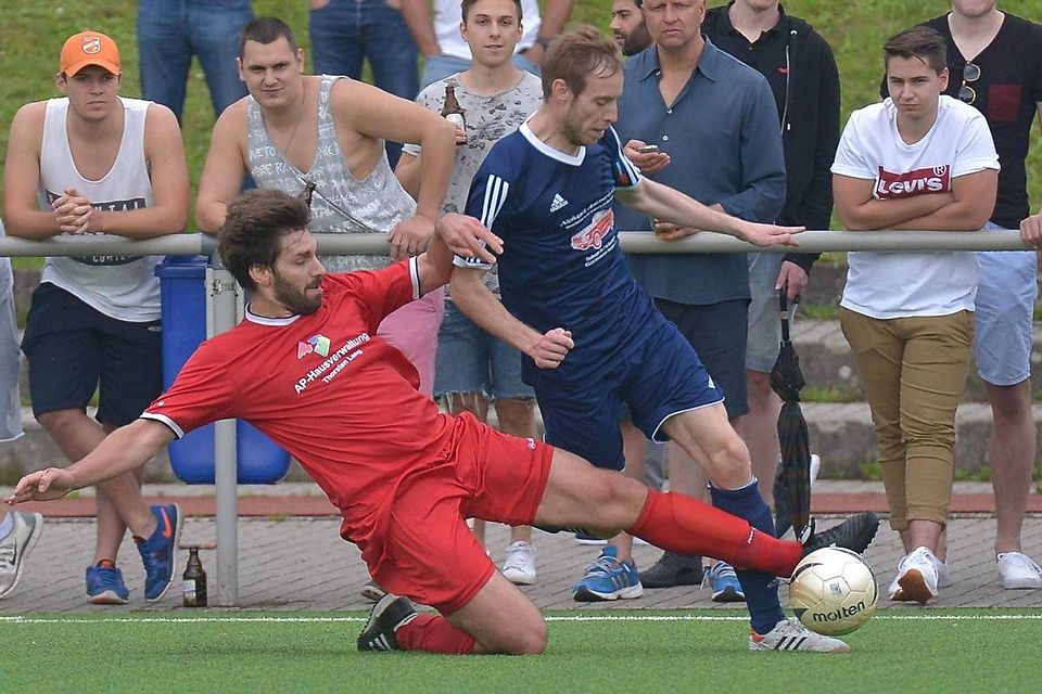 Eltvilles Erik Lederer (rot) schenkte den Nordenstädtern im Rückspiel keinen Zentimeter.