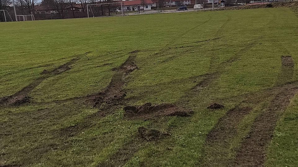 Tiefe Furchen haben die Geländewagen auf dem Fußballplatz hinterlassen. Wie hoch der Schaden hier ist, ist noch nicht absehbar.