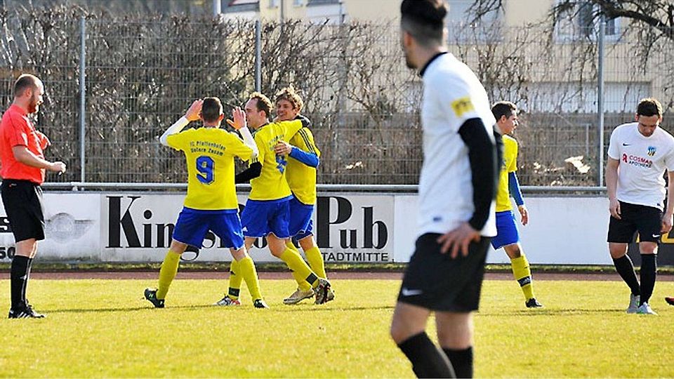 An den Anblick feiernder Gegner haben sich die Kicker der SSV Dillingen mittlerweile gewöhnt. Gegen den FC PUZ setzte es für das Schlusslicht eine ernüchternde 0:5-Heimpleite.   F.: Karl Aumiller