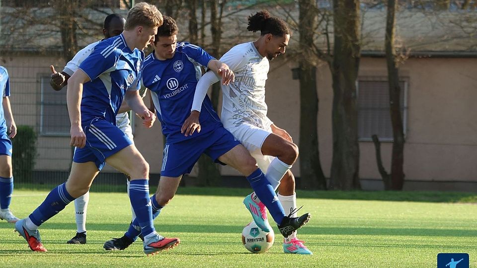 Der SC Offheim (blaue Trikots, hier im Duell mit Erbenheim II) findet sich, nach dem 4:0-Erfolg gegen den TSV Bleidenstadt, mitten im Aufstiegsrennen wieder.  