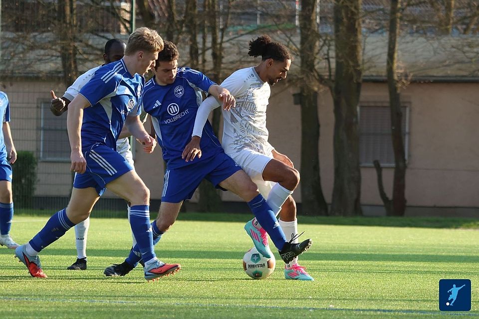 Der SC Offheim (blaue Trikots, hier im Duell mit Erbenheim II) findet sich, nach dem 4:0-Erfolg gegen den TSV Bleidenstadt, mitten im Aufstiegsrennen wieder.  