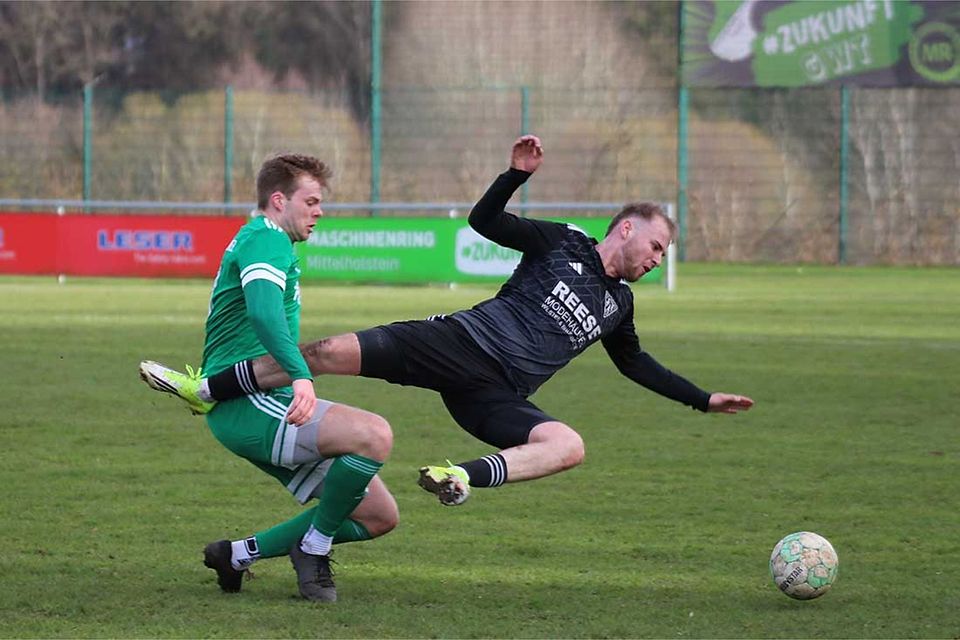 Torge Sievers (Alemannia Wilster) im Zweikampf mit Flugeinalge. 