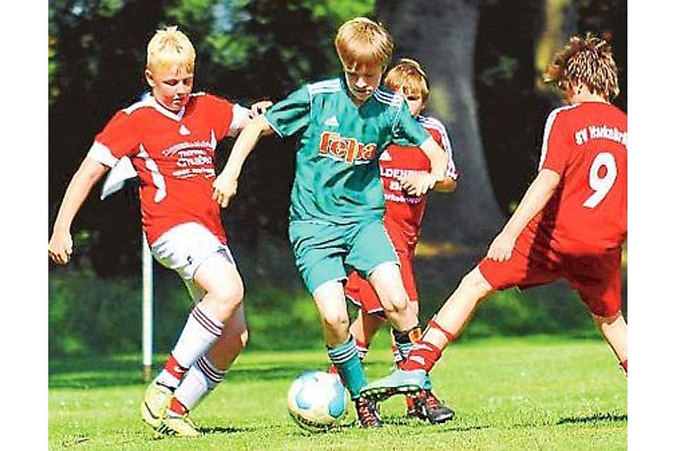 Nicht stoppen konnte der SV Harkebrügge (in Rot) den Siegeszug des TuS Vorwärts Augustfehn beim D-Juniorenturnier des SV Gotano. SVG