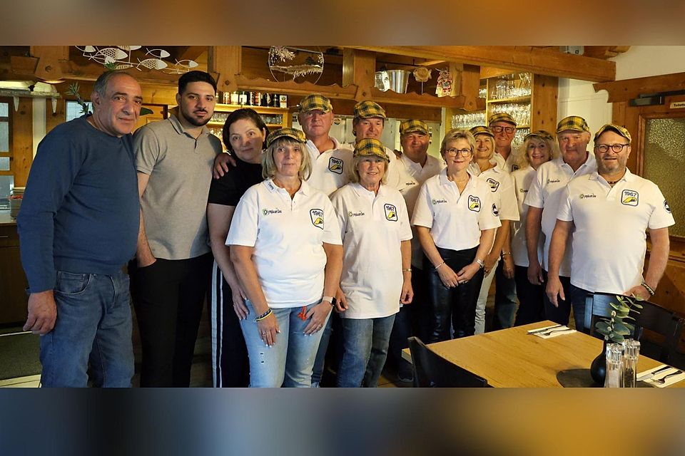 Einheitlich gekleidet geht‘s im Dezember zum England-Trip. Das Foto entstand im Restaurant Olympia.