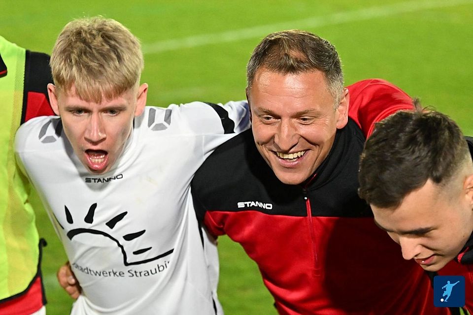 Der VfB jubelt: Coach Gregor Mrozek strahlt über beide Ohren! Nach diesem Comeback der Straubinger in der Rückserie. 