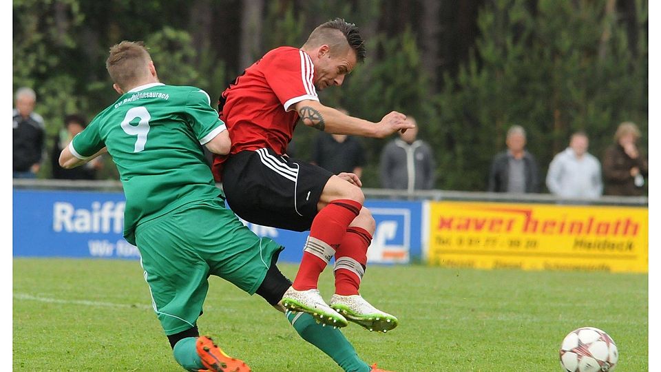 Der SV Barthelmesaurach (grün, hier in der Relegation gegen Absberg) hat schonmal seine Muskeln spielen lassen. F: Jainta