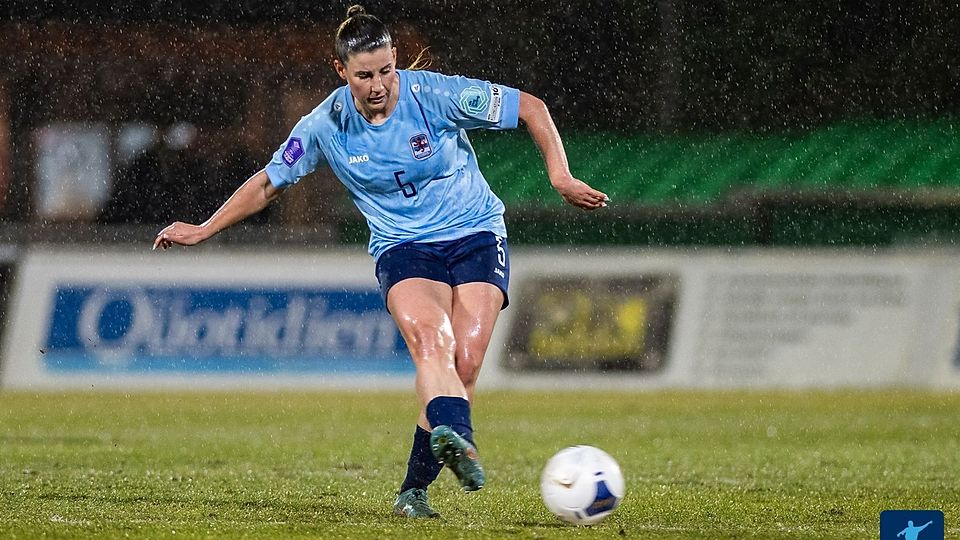 Emma Kremer führt ihr Team heute als Kapitänin auf das Feld