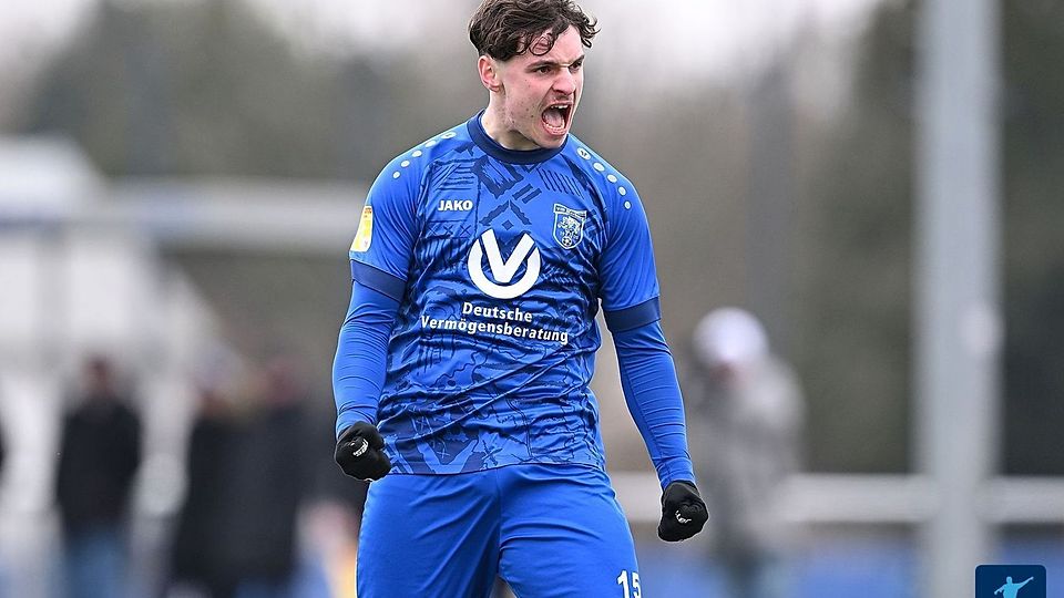 Julian Lang bejubelt seinen ersten und einzigen Hessenliga-Treffer in seiner Karriere. Gegner war die U21 des SV Darmstadt 98.