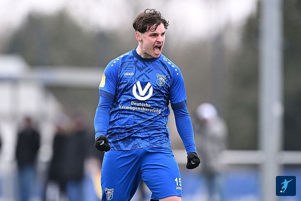 Julian Lang bejubelt seinen ersten und einzigen Hessenliga-Treffer in seiner Karriere. Gegner war die U21 des SV Darmstadt 98.