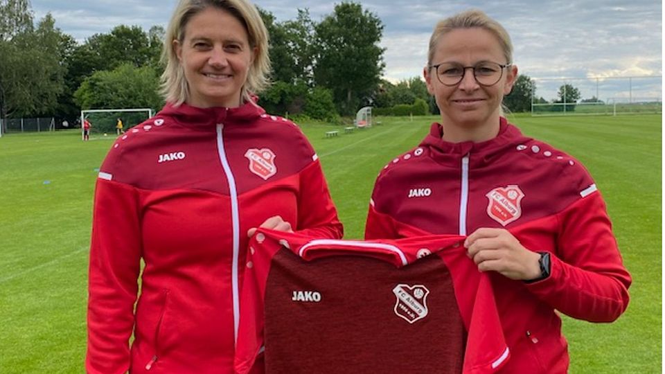 Kathrin Hiller (li.) und Nina Mittroph halten dem FC Alburg die Treue 