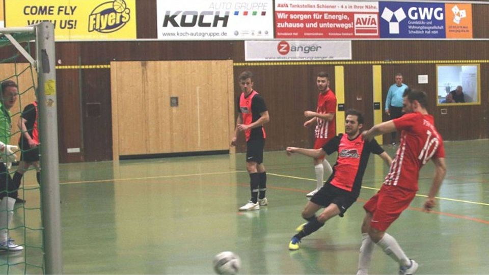Das entscheidende Tor im Finale der Stadtmeisterschaft der Aktiven: Slawek Radzik (rechts) schiebt den Ball zum 1:0 für den TSV Hessental ins Steinbacher Tor ein.  Foto: Hartmut Ruffer
