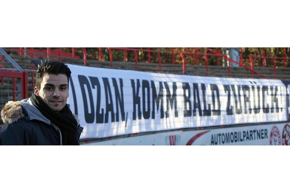 Ozan Yilmaz vor dem Banner mit den Genesungswünschen der Fans im Südstadion, Foto: Rainer Dahmen