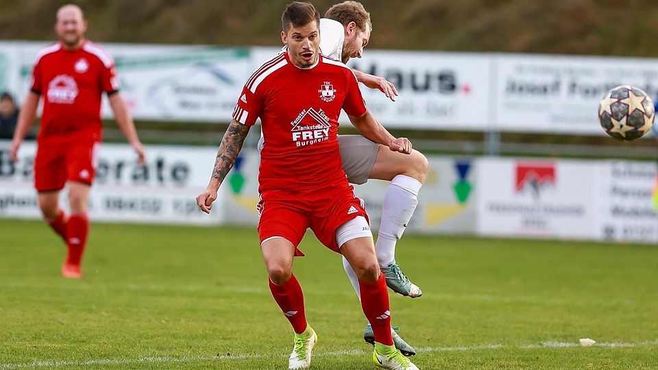 Wird ab der Saison 2025/26 beim Kreisligisten TSV Burgheim als Spielertrainer fungieren: Daniel Jesterk (vorne), der derzeit als Innenverteidiger die Abwehr des Aufsteigers koordiniert.